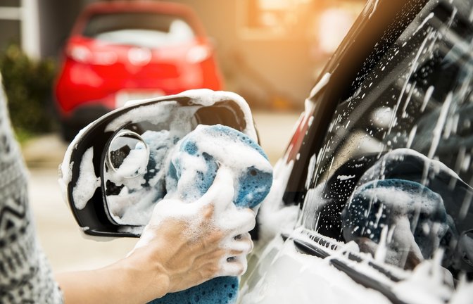 Ist die Autowäsche auf dem Privatgrundstück erlaubt?<span class='image-autor'>Foto: PATCHARIN SIMALHEK / shutterstock.com</span>