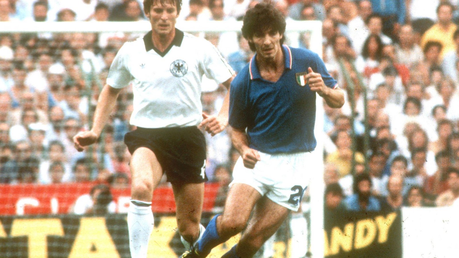 Verteidiger Karlheinz Förster im WM-Endspiel 1982 gegen Italiens Paulo Rossi – auch damals hatte die DFB-Elf das Auftaktspiel verloren.Foto: imago/Horstmüller/Ho