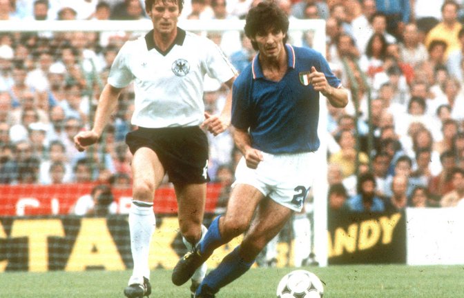 Verteidiger Karlheinz Förster im WM-Endspiel 1982 gegen Italiens Paulo Rossi – auch damals hatte die DFB-Elf das Auftaktspiel verloren.<span class='image-autor'>Foto: imago/Horstmüller/Ho</span>