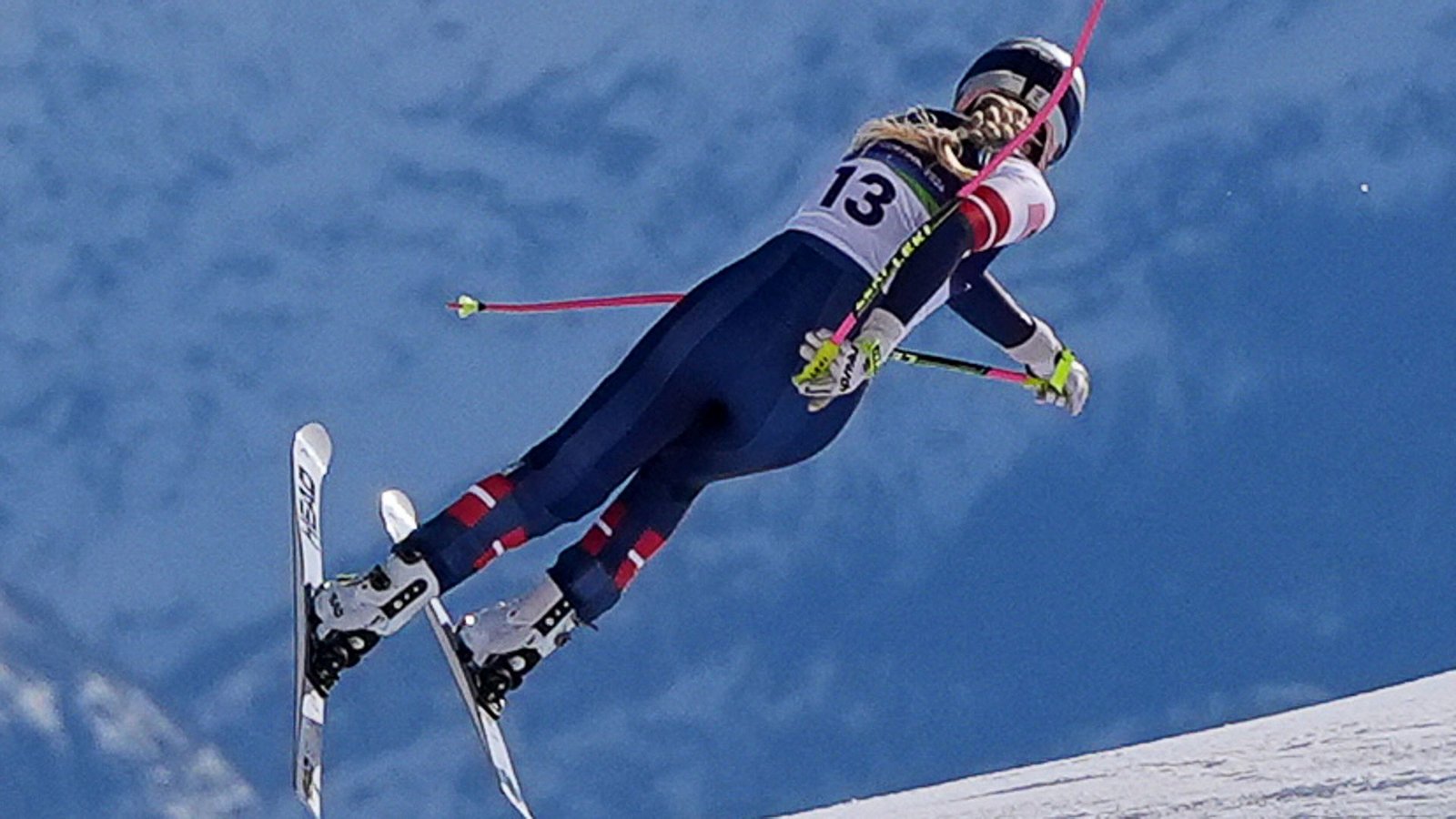 Der Moment, in dem das Unglück seinen Lauf nahm: Lindsey Vonn stürzt bei der Olympia-Abfahrt in Cortina d’Ampezzo.Foto: Jacquelyn Martin/AP/dpa