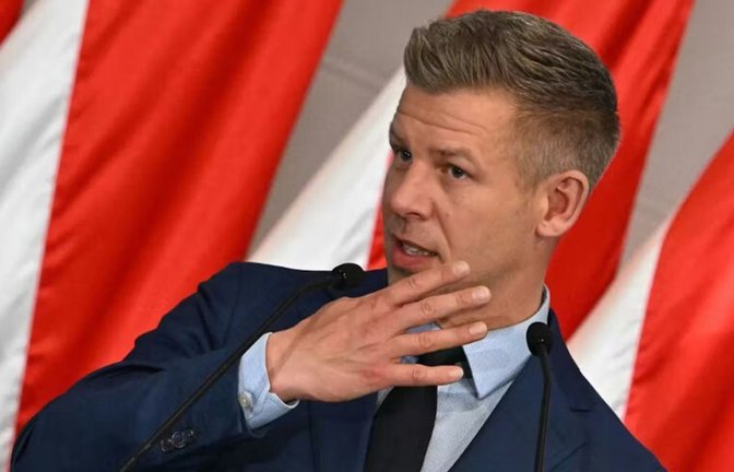 Negativbeispiel Ungarn: der künftige Regierungschef Peter Magyar sah sich im Sender M1 über Jahre diffamiert, „morgens, mittags und abends“.<span class='image-autor'>Foto: AFP</span>