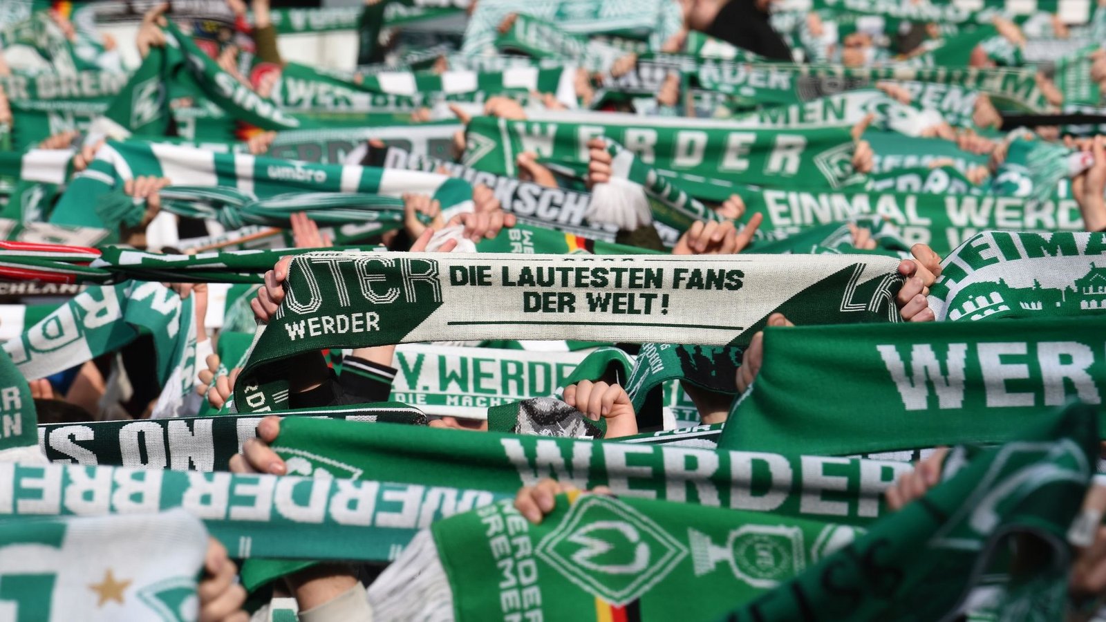 Die Werder-Fans hoffen auf den Aufstieg.Foto: Carmen Jaspersen/dpa
