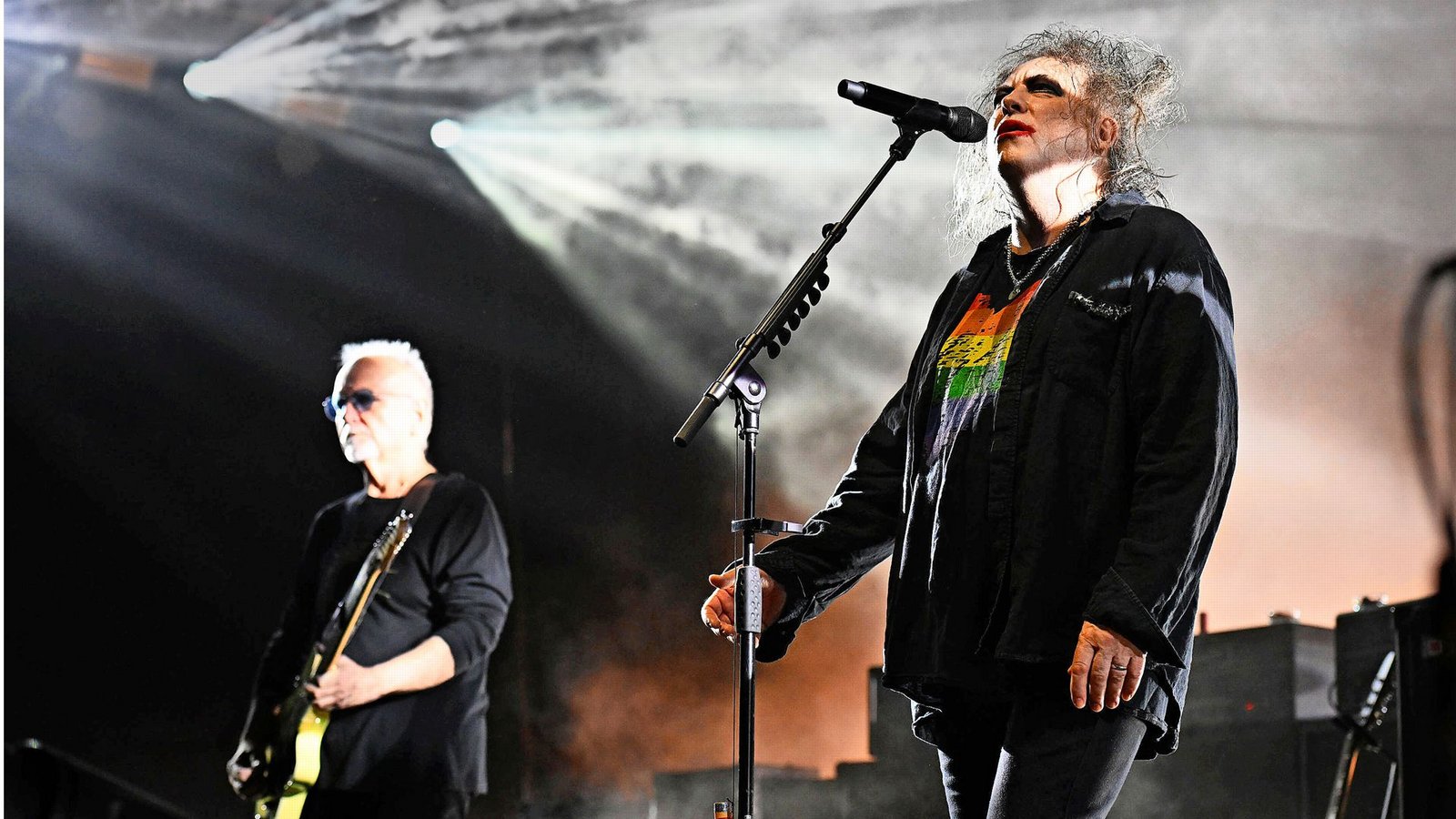 Trauer und Trost: Robert Smith, Sänger von The Cure, mit dem Gitarristen Reeves Gabrels (li.) bei einem Konzert in Miami, FloridaFoto: Imago/Cover-Images//Larry Marano