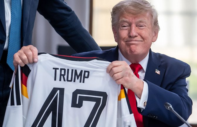 Trump zeigt sein Geschenk zum 80. Geburtstag.<span class='image-autor'>Foto: Michael Kappeler/dpa-Pool/dpa</span>