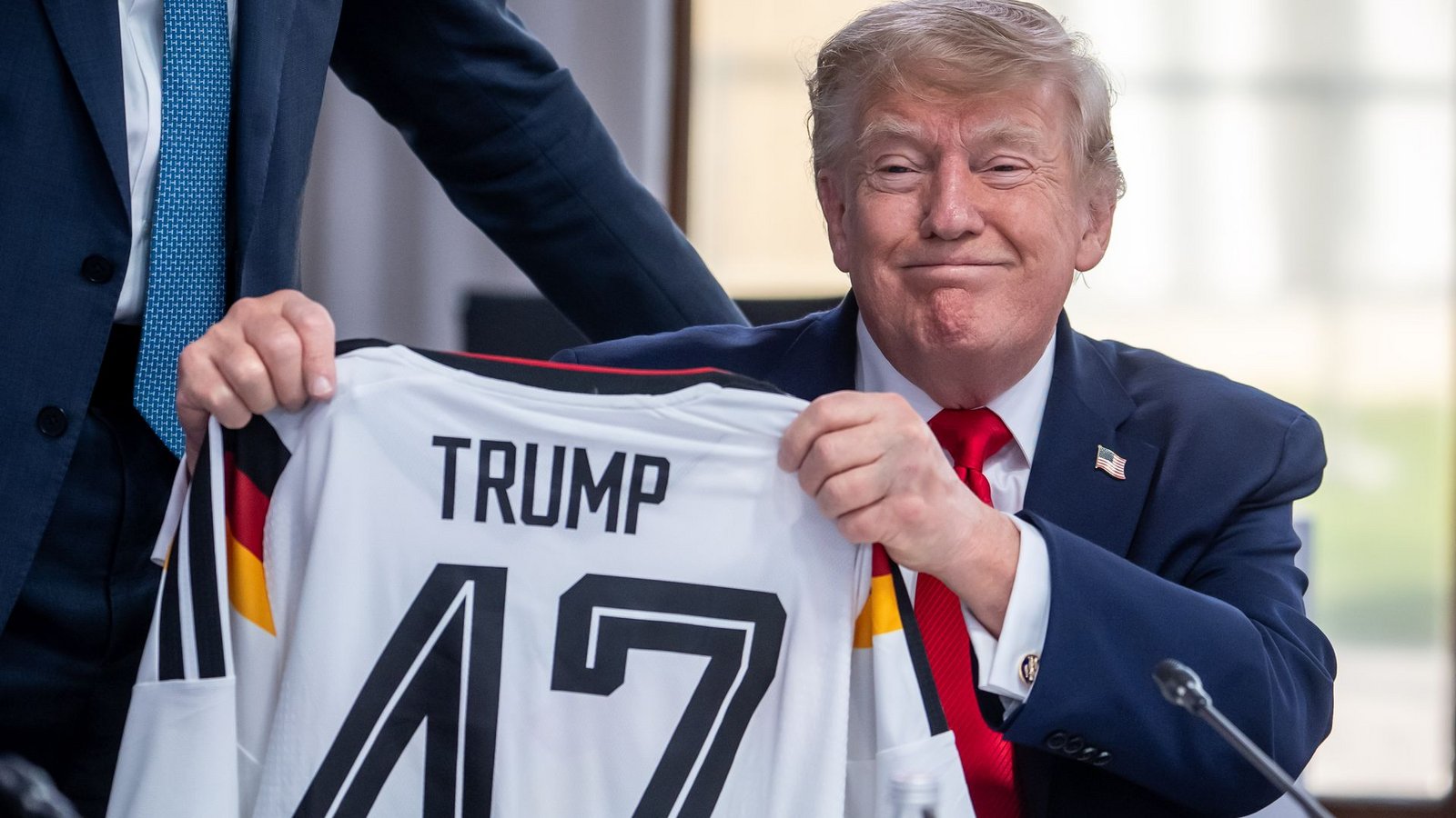 Trump zeigt sein Geschenk zum 80. Geburtstag.Foto: Michael Kappeler/dpa-Pool/dpa
