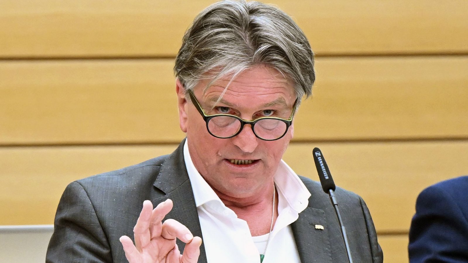 Gesundheitsminister Manfred Lucha macht deutlich: Wer krank ist, darf nicht zur Arbeit gehen.Foto: dpa