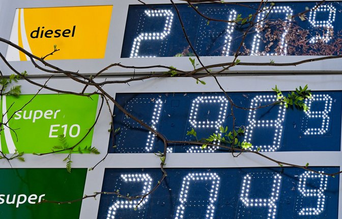 Am Vormittag ist Sprit deutlich billiger als am Nachmittag - E10 gibt es dann teilweise für weniger als 2 Euro. (Archivbild)<span class='image-autor'>Foto: Bernd Weißbrod/dpa</span>