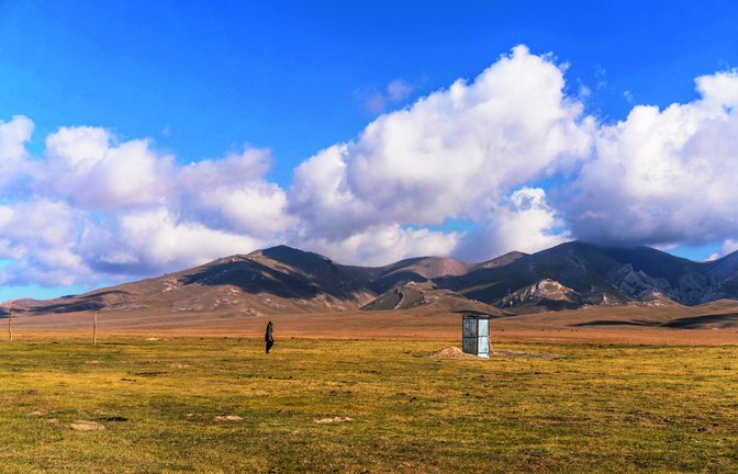 Das trifft sich ja gut: ein stilles Örtchen zur rechten Zeit an der Seidenstraße in Kirgisistan.<span class='image-autor'>Foto: istock/DavorLovincic</span>