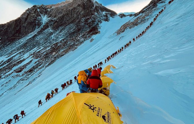 Wie ein Lindwurm: An sonnigen Tagen steigen hunderte Bergsteiger in langer Reihe auf den Gipfel des Mount Everest<span class='image-autor'>Foto: AFP/Lakpa Sherpa</span>