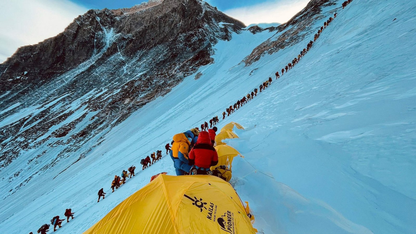 Wie ein Lindwurm: An sonnigen Tagen steigen hunderte Bergsteiger in langer Reihe auf den Gipfel des Mount EverestFoto: AFP/Lakpa Sherpa
