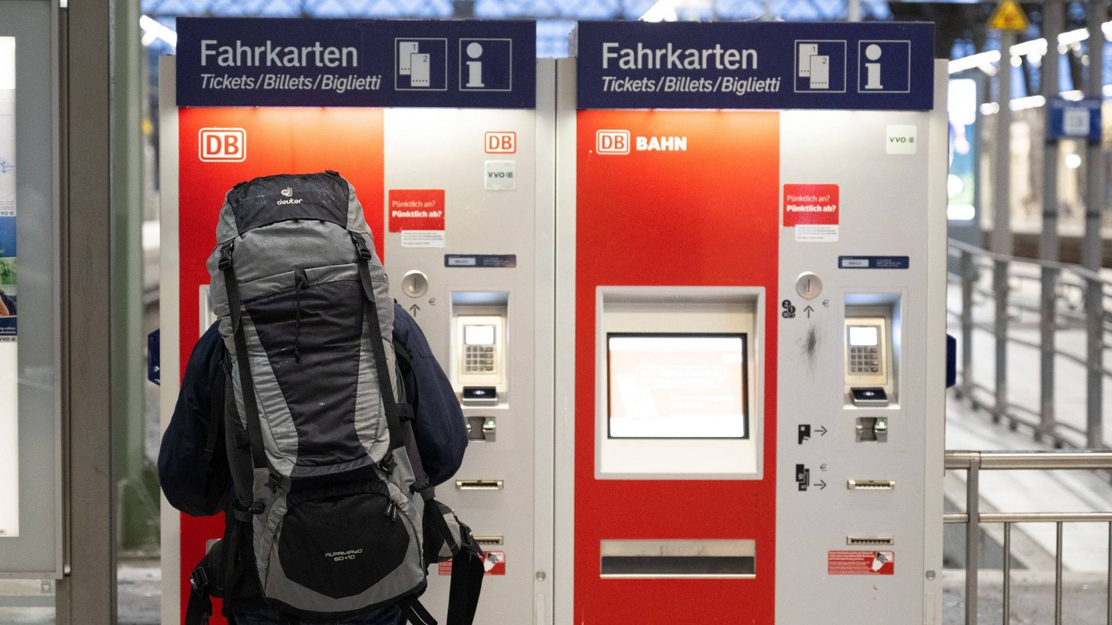Bahnchefin Palla setzt ein Signal: Die Fahrpreise bleiben bis auf weiteres stabil. (Archivbild)Foto: Sebastian Kahnert/dpa