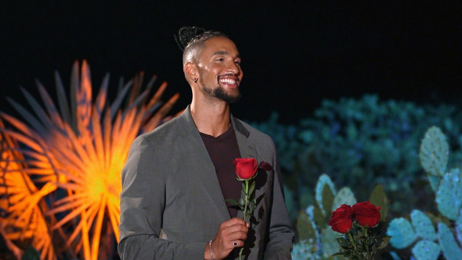 David hat nicht für jede Kandidatin eine Rose.Foto: RTL David hat nicht für jede Kandidatin eine Rose.Foto: RTL
