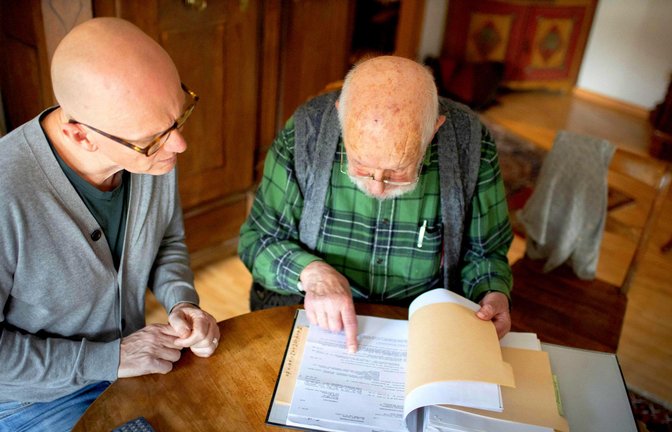 Ältere Menschen, die pflegebedürftig werden, können schnell in finanzielle Nöte geraten.<span class='image-autor'>Foto: Imago images/photothek/Ute Grabowsky</span>