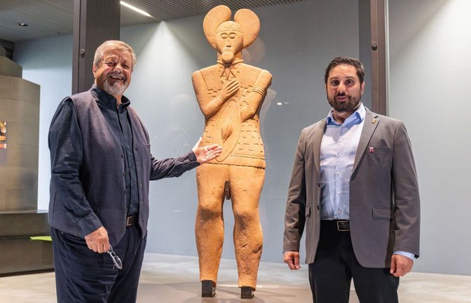 Ein Luftbild, das Werner Erk (li.) 1988 vom Glauberg aufnahm, ebnete den Weg zur Entdeckung des weltberühmten Keltenfürsten. Marcus Coesfeld (re.) leitet das Museum, das zur Präsentation der Statue und weiterer Fundstücke errichtet wurde.<span class='image-autor'>Foto: Christian Lademann/dpa</span>