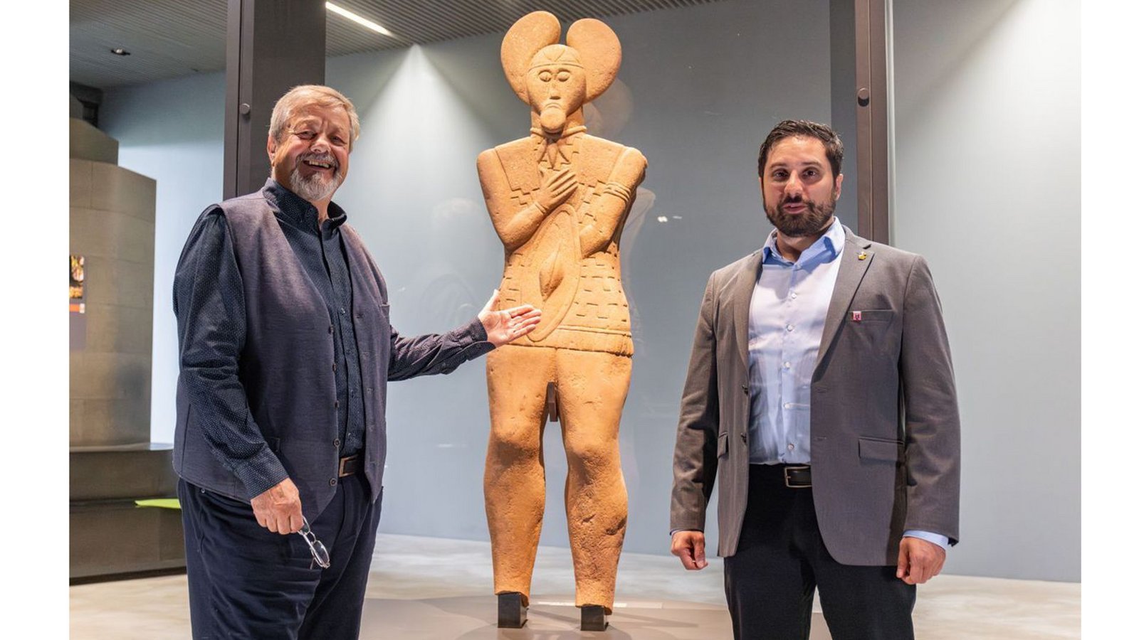 Ein Luftbild, das Werner Erk (li.) 1988 vom Glauberg aufnahm, ebnete den Weg zur Entdeckung des weltberühmten Keltenfürsten. Marcus Coesfeld (re.) leitet das Museum, das zur Präsentation der Statue und weiterer Fundstücke errichtet wurde.Foto: Christian Lademann/dpa Ein Luftbild, das Werner Erk (li.) 1988 vom Glauberg aufnahm, ebnete den Weg zur Entdeckung des weltberühmten Keltenfürsten. Marcus Coesfeld (re.) leitet das Museum, das zur Präsentation der Statue und weiterer Fundstücke errichtet wurde.Foto: Christian Lademann/dpa