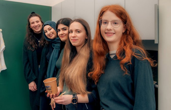 Das Team Edggy (von links): Cora Schmetzer, Lina Obeidat, Bahar Abrishamchi, Paulina Welzenbach und Alena Fries<span class='image-autor'>Foto: Universität Hohenheim/Oliver Reuther</span>