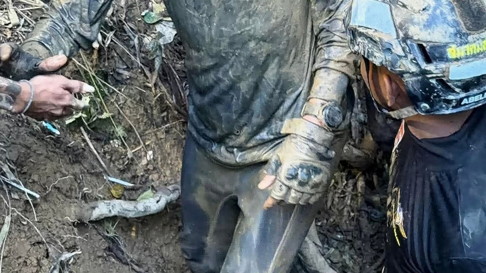 Die Retter müssen während ihres Einsatzes einiges aushalten.Foto: Uncredited/Metta Tham Rescue Kalasin/AP/dpa