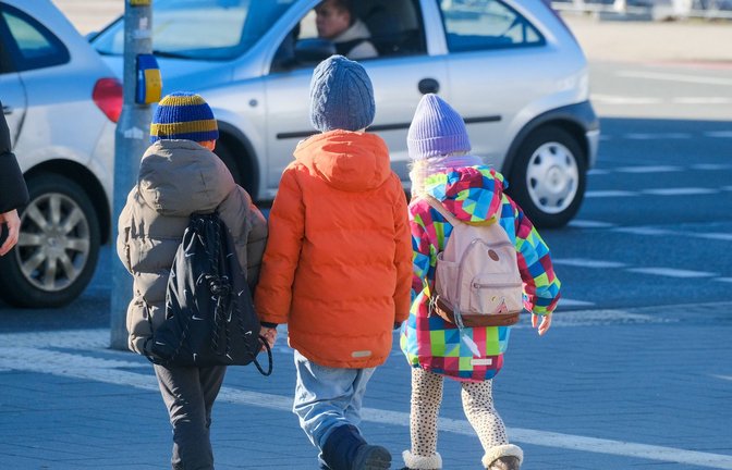 Stau vor der Schule, Kinder mittendrin – der Städtetag will solche Situation entschärfen.<span class='image-autor'>Foto: IMAGO/Michael Gstettenbauer</span>