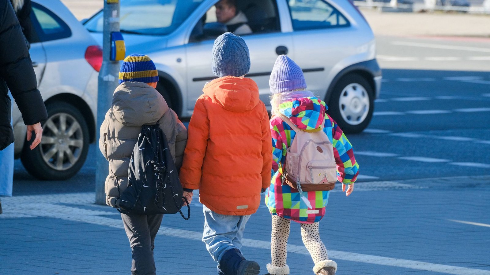 Stau vor der Schule, Kinder mittendrin – der Städtetag will solche Situation entschärfen.Foto: IMAGO/Michael Gstettenbauer