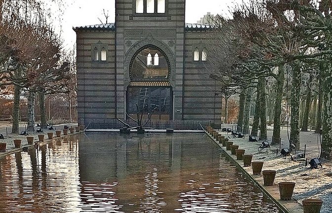 Die Damaszenerhalle am Langen See in der Wilhelma soll bis 2028 saniert sein. Sie ist derzeit geschlossen.<span class='image-autor'>Foto: Iris Frey</span>