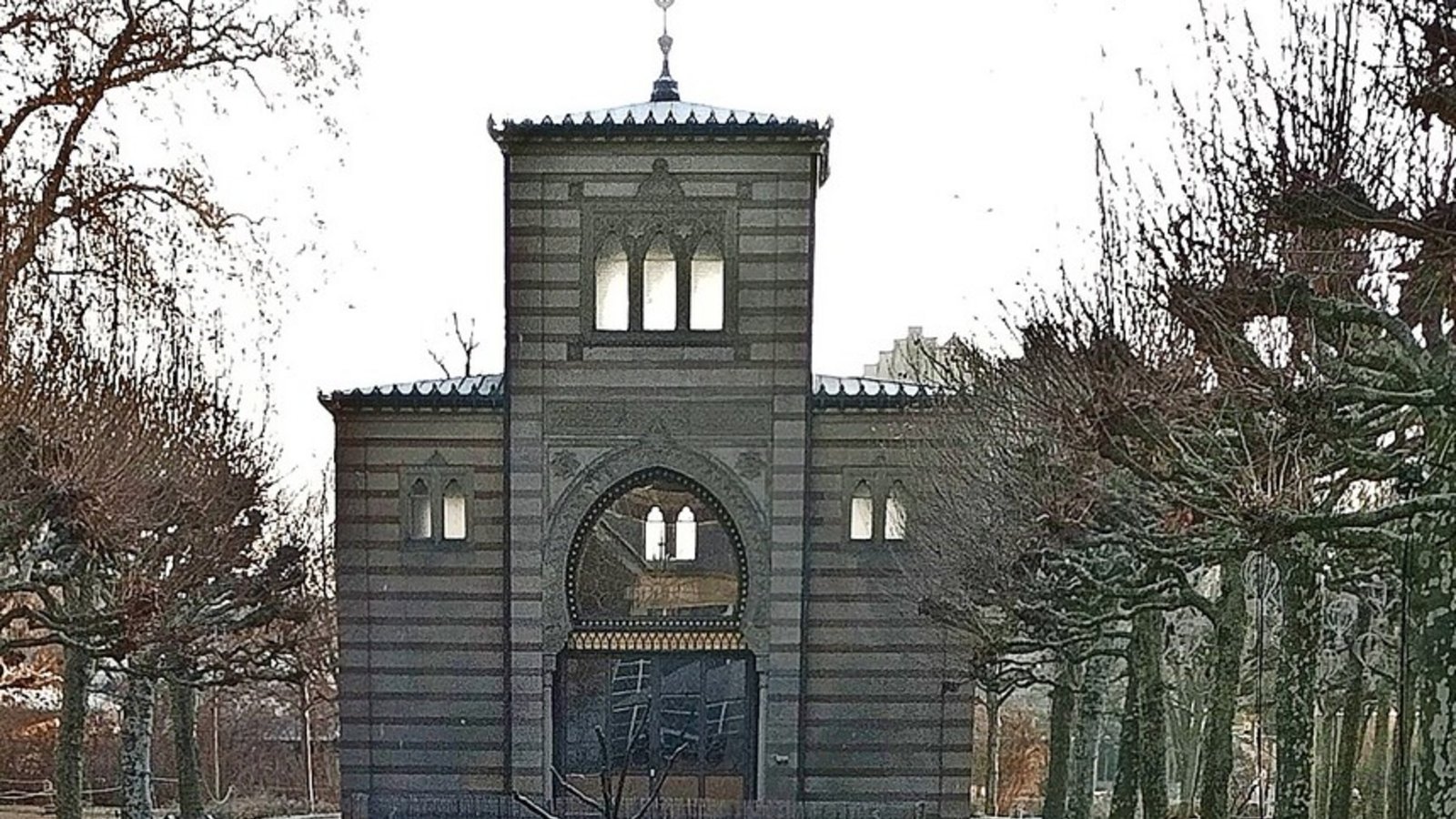 Die Damaszenerhalle am Langen See in der Wilhelma soll bis 2028 saniert sein. Sie ist derzeit geschlossen.Foto: Iris Frey Die Damaszenerhalle am Langen See in der Wilhelma soll bis 2028 saniert sein. Sie ist derzeit geschlossen.Foto: Iris Frey