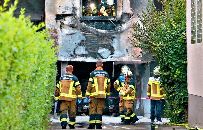 An der Leobener Straße hat das Feuer von einem Auto auf das Haus darüber übergegriffen. Zwölf Menschen mussten gerettet werden.<span class='image-autor'>Foto: KS-Images/Andreas Rometsch</span>
