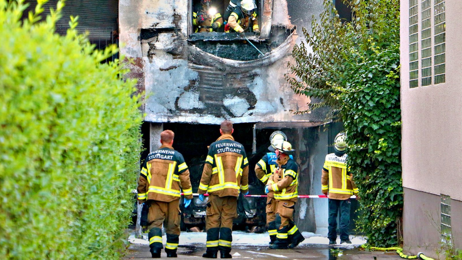 An der Leobener Straße hat das Feuer von einem Auto auf das Haus darüber übergegriffen. Zwölf Menschen mussten gerettet werden.Foto: KS-Images/Andreas Rometsch An der Leobener Straße hat das Feuer von einem Auto auf das Haus darüber übergegriffen. Zwölf Menschen mussten gerettet werden.Foto: KS-Images/Andreas Rometsch