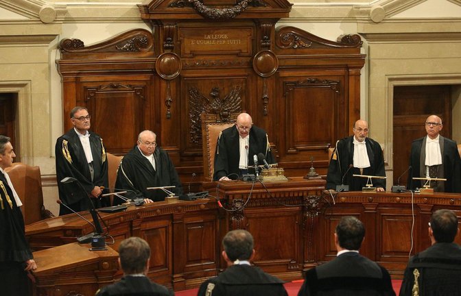 Schon Silvio Berlusconi wollte einen Psychotest für Italiens Richter und Staatsanwälte (hier ein Urteilsspruch gegen ihn im Jahr 2013). Nun vollendet Giorgia Meloni seinen Plan.<span class='image-autor'>Foto: dpa/Alessandro Di Meo</span>