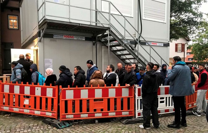 Schlangen vor dem Ausländeramt Esslingen<span class='image-autor'>Foto: bitzer/
bitzer</span>