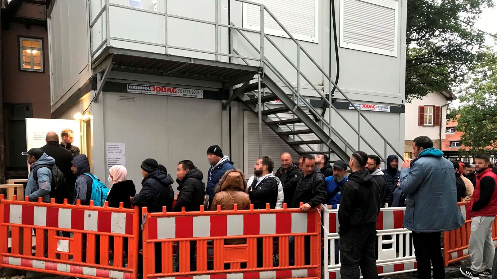 Schlangen vor dem Ausländeramt EsslingenFoto: bitzer/
bitzer
