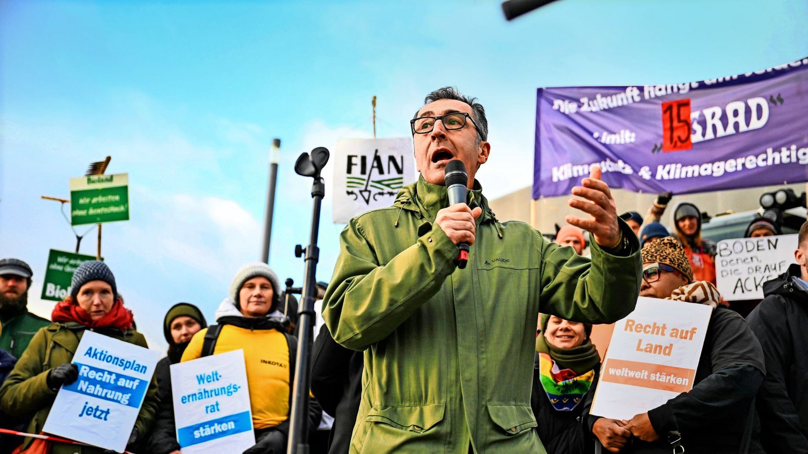 Das Bad in der Menge will sich Bundeslandwirtschaftsminister Cem Özdemir nicht nehmen lassen.Foto: IMAGO/Funke Foto Services/IMAGO/