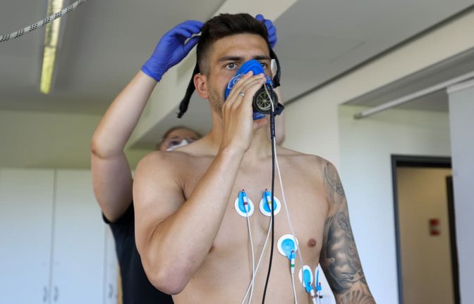 Zum Saisonstart müssen die VfB-Profis wie der Torhüter Fabian  Bredlow im Rahmen der Leistungsdiagnostik auch auf das Laufband.<span class='image-autor'>Pressefoto Baumann</span>