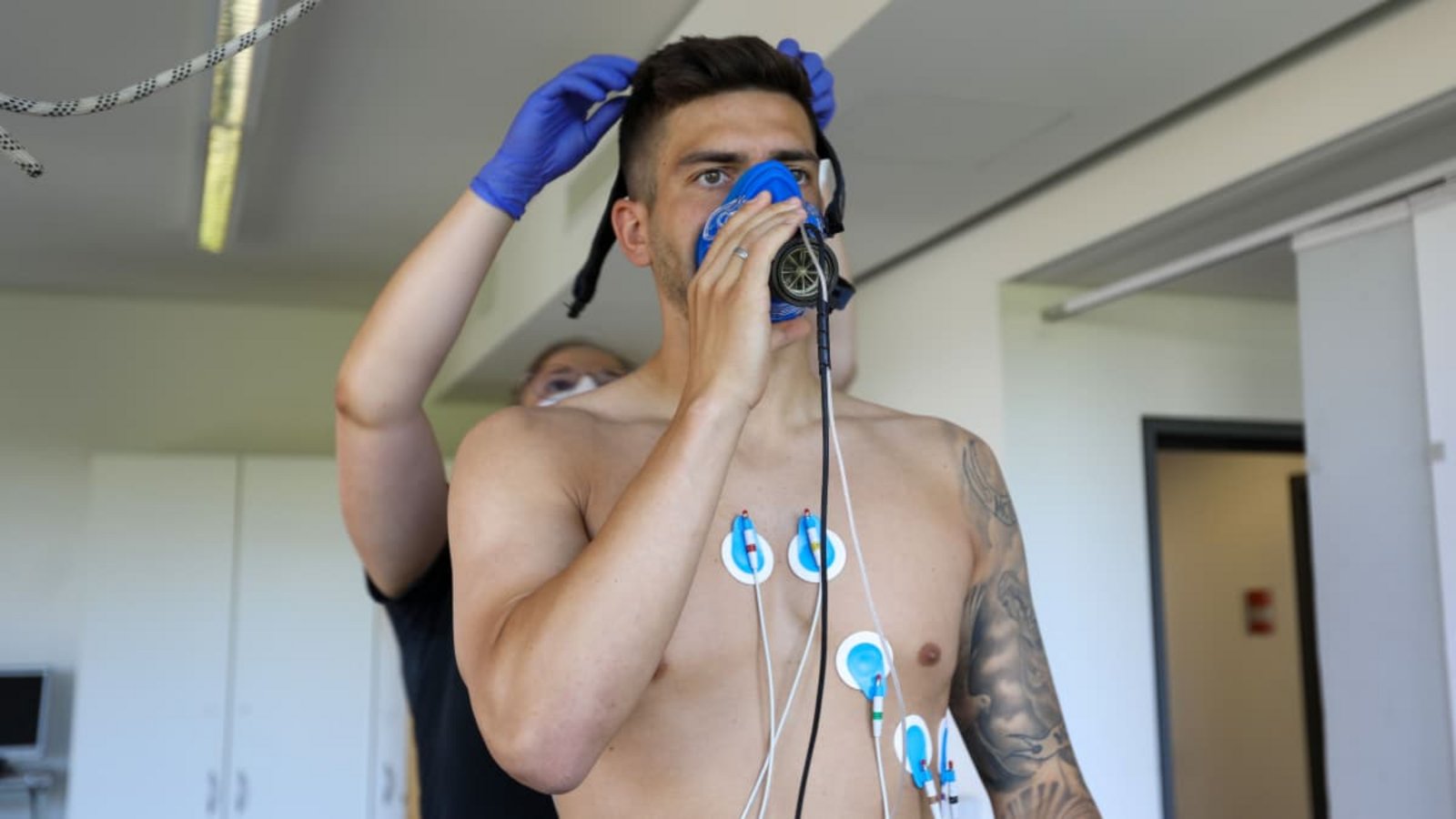 Zum Saisonstart müssen die VfB-Profis wie der Torhüter Fabian  Bredlow im Rahmen der Leistungsdiagnostik auch auf das Laufband.Pressefoto Baumann