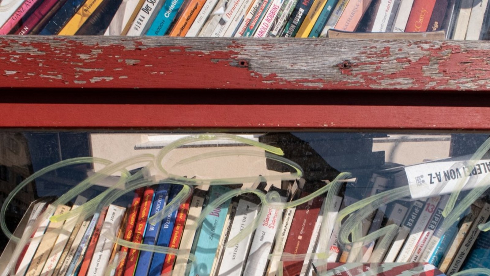Sicher ist es manchem Marktplatzbesucher in Vaihingen aufgefallen: Der Bücherschrank ist verschwunden. Womöglich taucht die Frage auf, was man nun mit seinen übrigen Büchern machen soll. „Es wäre jetzt eine günstige Gelegenheit, diese zu sortieren, sich zu überwinden und die nicht mehr ganz ansehnlichen und aktuellen Bücher zu entsorgen und nur die wirklich lesenswerten Bücher noch ein paar Tage daheim aufzubewahren“, teilt Hans-Joachim Rösner mit. Dann werde der Bücherschrank frisch restauriert in neuem Glanz auf dem Marktplatz allen Leseratten wieder zur Verfügung stehen. Inzwischen wird er von Rösner und seinen Mitstreitern – Mitglieder und ehemalige Mitglieder des Vereins Vaihinger Aktion Innenstadt (VAI) – in der Stocherkahnhalle gründlich abgeschliffen und neu gestrichen. Nachdem er seit dem 31. Juli 2009 gute Dienste geleistet habe, sei dies dringend notwendig. Die Restaurierung soll circa zwei Wochen dauern. Rösner will an der vakanten Stelle die Marktplatzbesucher mit einem Plakat informieren.  Foto: Rösner