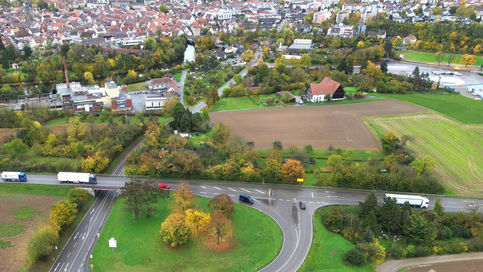 Am Vaihinger Verkehrsübungsplatz im Egelsee (rechts in der oberen Bildhälfte) sollen 2029 Busse mit Gartenschaubesuchern parken. Zu- und Abfahrt werden über den B 10-Knoten „Vaihingen-Mitte“ erfolgen. Dafür braucht dieser nach Ansicht der Stadt aber unbedingt eine Ampel.  Foto: Küppers