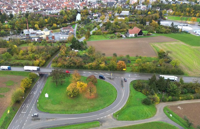 Am Vaihinger Verkehrsübungsplatz im Egelsee (rechts in der oberen Bildhälfte) sollen 2029 Busse mit Gartenschaubesuchern parken. Zu- und Abfahrt werden über den B 10-Knoten „Vaihingen-Mitte“ erfolgen. Dafür braucht dieser nach Ansicht der Stadt aber unbedingt eine Ampel.  <span class='image-autor'>Foto: Küppers</span>