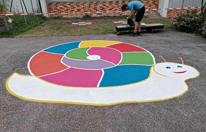 Bunte Überraschung: Wenn die Kinder nach den Sommerferien in die Ensinger Grundschule zurückkehren, werden sie von großen, farbenfrohen Bildern auf dem Schulhof empfangen. Mehrere Eltern und zwei Lehrerinnen haben sich dafür starkgemacht, dass der Belag so verschönert wird. Auch mit Spenden der Maler-Firma Jäger aus Maulbronn konnten die Ideen nun umgesetzt werden. Die Kinder wird es freuen. Foto: p