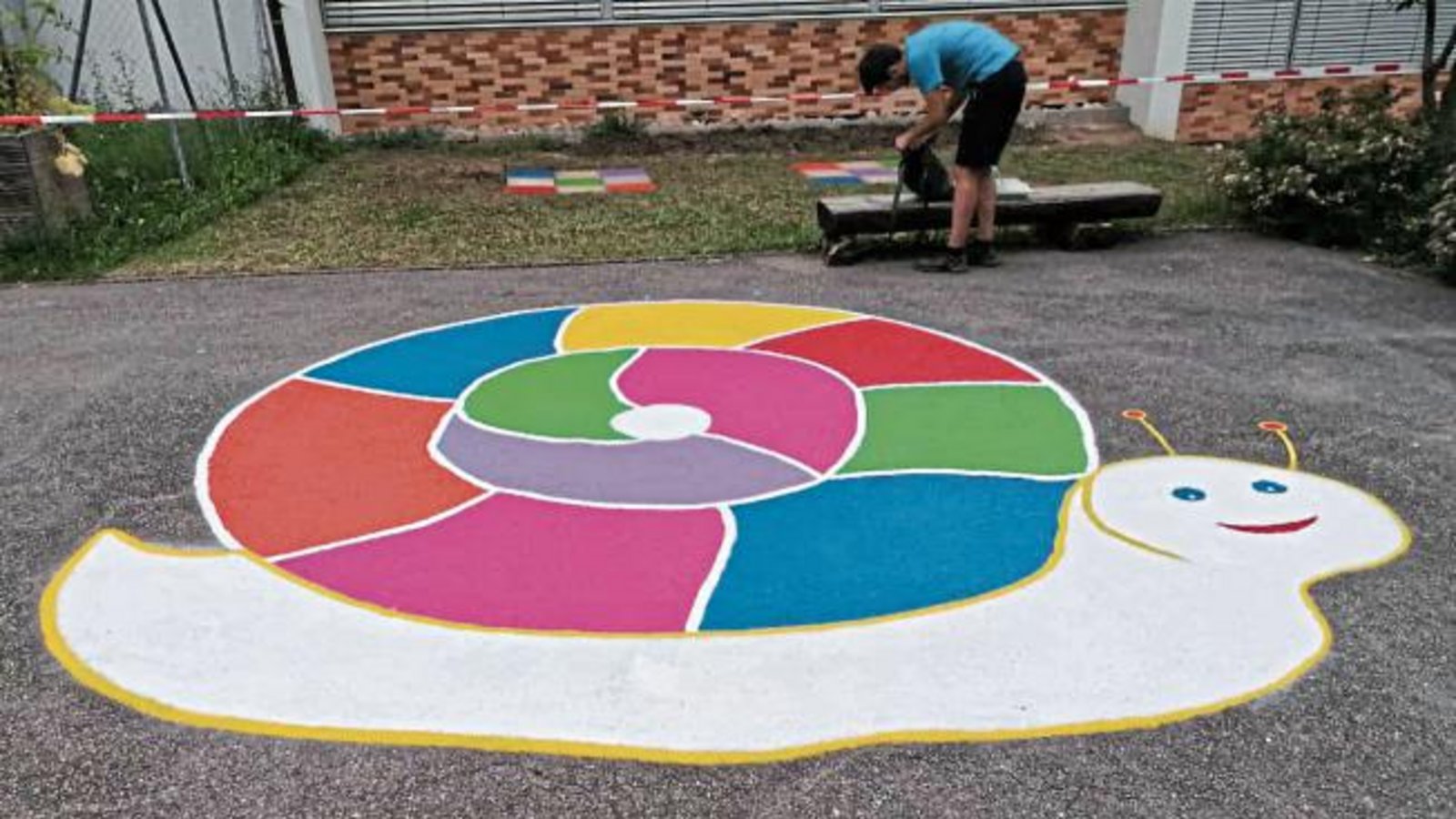 Bunte Überraschung: Wenn die Kinder nach den Sommerferien in die Ensinger Grundschule zurückkehren, werden sie von großen, farbenfrohen Bildern auf dem Schulhof empfangen. Mehrere Eltern und zwei Lehrerinnen haben sich dafür starkgemacht, dass der Belag so verschönert wird. Auch mit Spenden der Maler-Firma Jäger aus Maulbronn konnten die Ideen nun umgesetzt werden. Die Kinder wird es freuen. Foto: p Bunte Überraschung: Wenn die Kinder nach den Sommerferien in die Ensinger Grundschule zurückkehren, werden sie von großen, farbenfrohen Bildern auf dem Schulhof empfangen. Mehrere Eltern und zwei Lehrerinnen haben sich dafür starkgemacht, dass der Belag so verschönert wird. Auch mit Spenden der Maler-Firma Jäger aus Maulbronn konnten die Ideen nun umgesetzt werden. Die Kinder wird es freuen. Foto: p