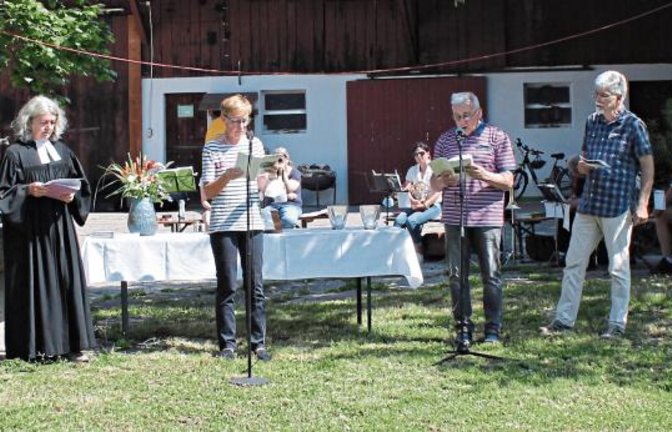 Bei der Sprechmotette (v. li.) : Sigrid Telian, Christina Hähnle, Hans Bauer und Wilhelm Knab.