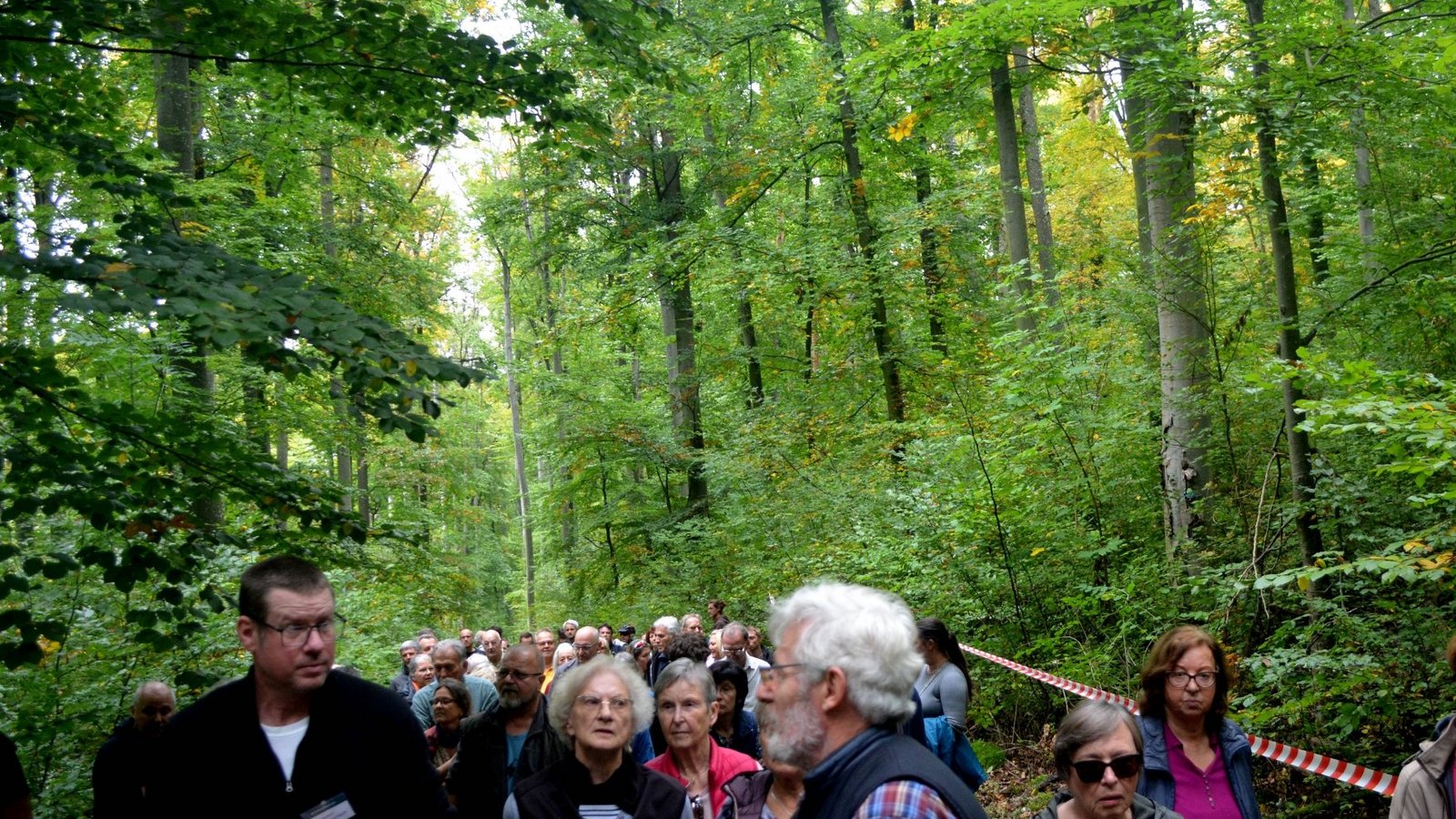 BI-Sprecher Carsten Buck-Tschonitsch (links) besucht mit den Bürgern einen möglichen Standort.