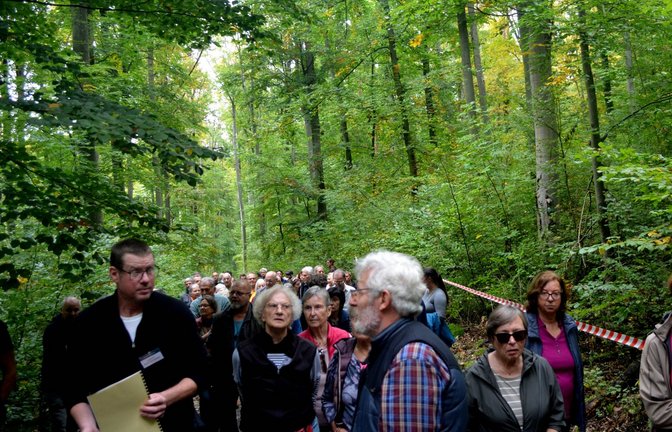 BI-Sprecher Carsten Buck-Tschonitsch (links) besucht mit den Bürgern einen möglichen Standort.