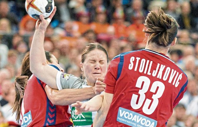 Anna Loerper (Mitte) – hier in einem Länderspiel 2017 gegen Serbien – war sich nie zu schade, auch dorthin zu gehen, wo es wehtut. Foto: ddp