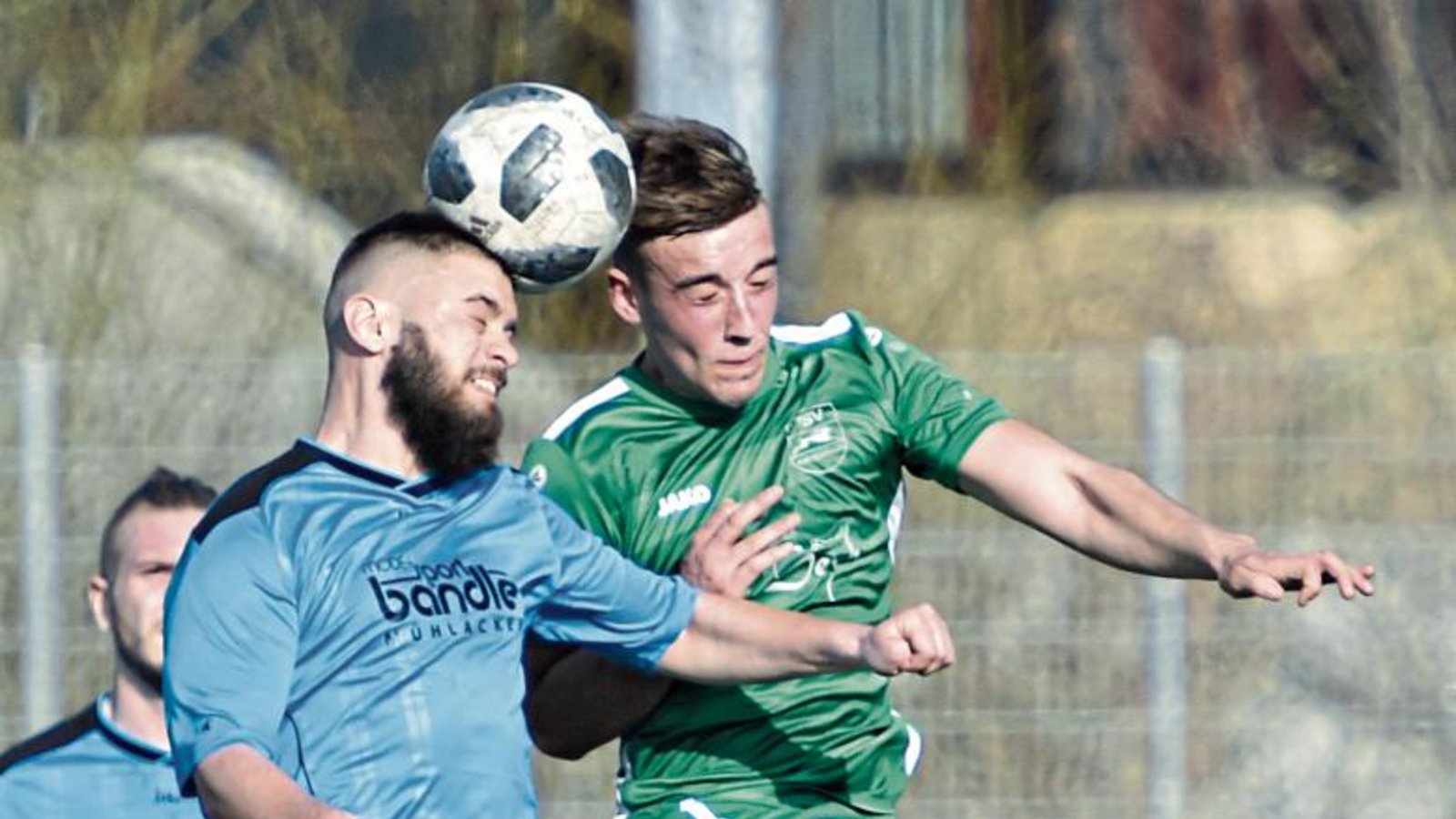 Augen zu und durch: Kleinglattbachs Alex Schray (rechts) im Kopfballduell mit Lomersheims Dennis Oehler Foto: Leitner