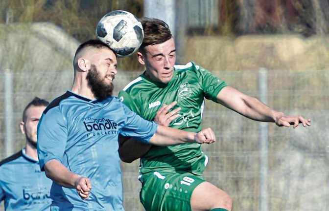 Augen zu und durch: Kleinglattbachs Alex Schray (rechts) im Kopfballduell mit Lomersheims Dennis Oehler Foto: Leitner