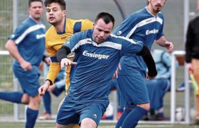 Kurz vor dem Corona-Lockdown hat der FC Gündelbach (vorne Pajtim Ajeti) zuletzt gegen Lomersheim II gespielt. Foto: Küppers