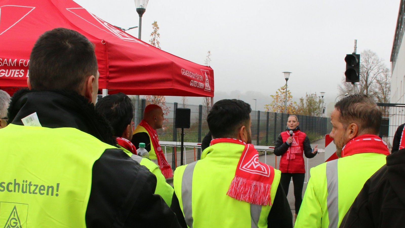 Gut 30 Metaller haben sich gestern Vormittag am Warnstreik am Mahle-Standort in Vaihingen beteiligt. Hier gibt es insgesamt rund 350 Beschäftigte. Foto: Rieger