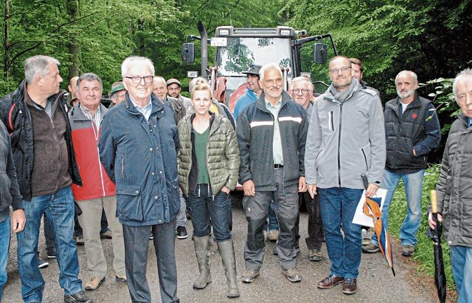 Vor allem Jagdthemen standen beim Besuch der Gemeinderatsmitglieder im Illinger Wald auf der Tagesordnung.  Foto: Stahlfeld
