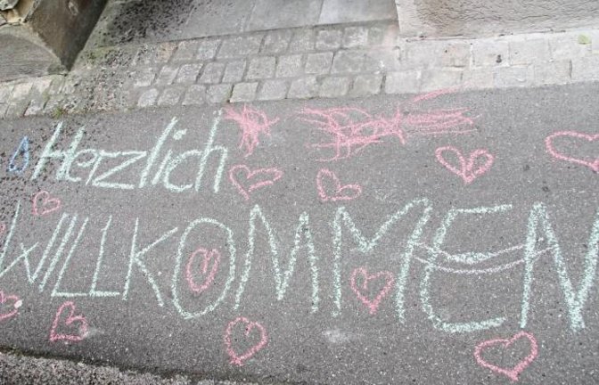Ist es nicht schön, wenn man vor der Haustür so liebevoll in Empfang genommen wird, wie hier in der Vaihinger Mühlstraße?  Foto: Banholzer