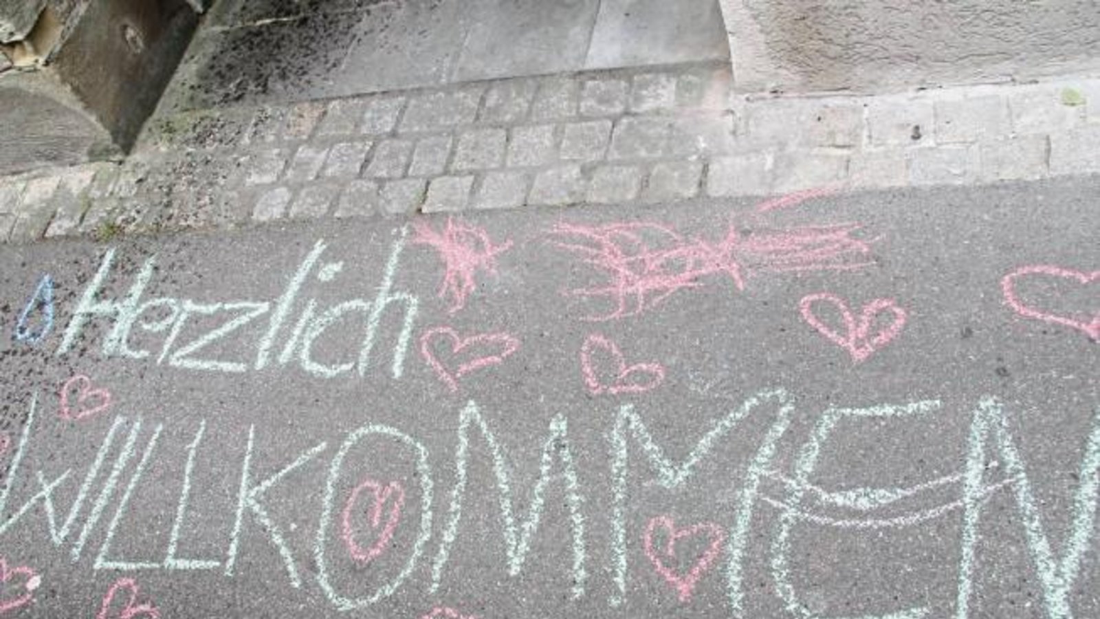 Ist es nicht schön, wenn man vor der Haustür so liebevoll in Empfang genommen wird, wie hier in der Vaihinger Mühlstraße? Foto: Banholzer Ist es nicht schön, wenn man vor der Haustür so liebevoll in Empfang genommen wird, wie hier in der Vaihinger Mühlstraße? Foto: Banholzer