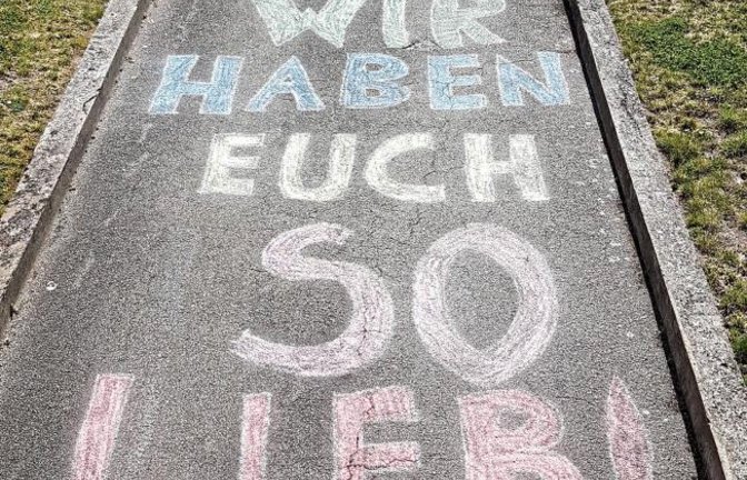 Von dem Gruß der Enkel überrascht. Foto: Schmid